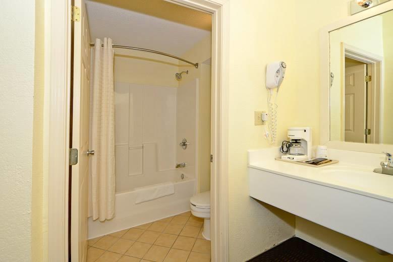 Manchester Heritage Inn & Suites Bagian luar foto
