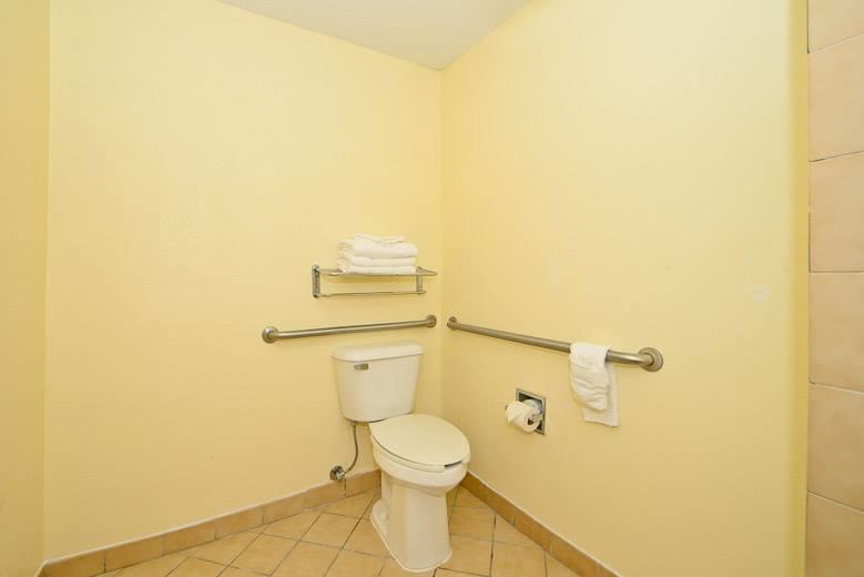Manchester Heritage Inn & Suites Bagian luar foto