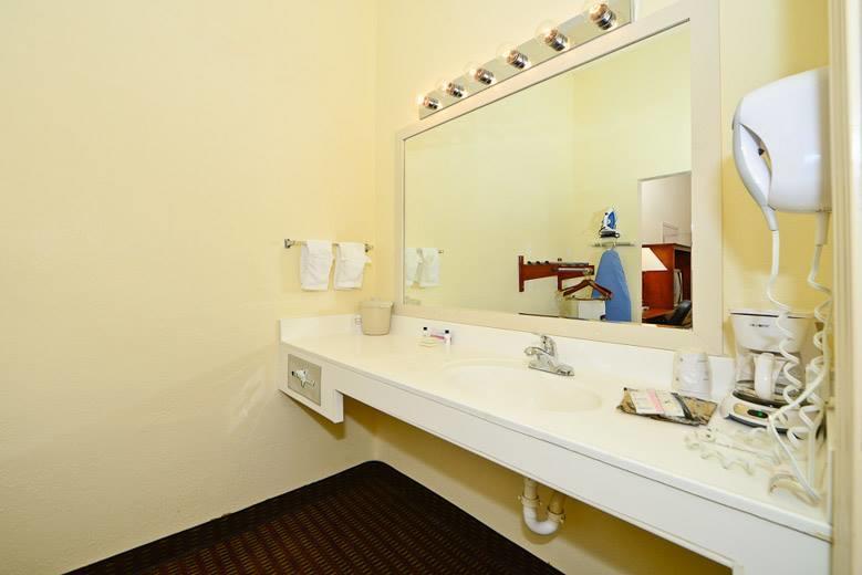 Manchester Heritage Inn & Suites Bagian luar foto