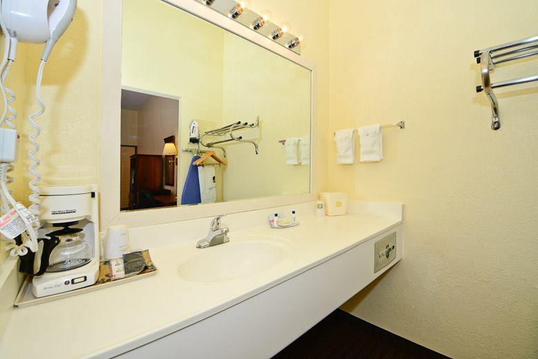 Manchester Heritage Inn & Suites Bagian luar foto